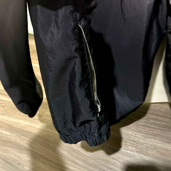 Ladies’ Guess windbreaker/light jacket, zipper close, with optional hood. Size M - Picture 6 of 7